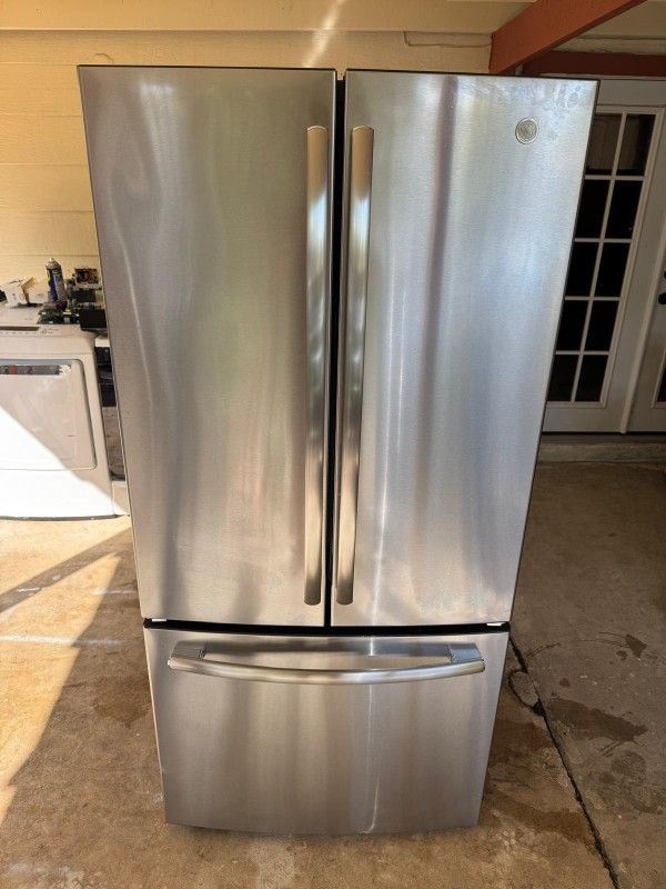 GE REFRIGERADOR IN GOOD CONDITION. DELIVERY AND INSTALLATION FREE