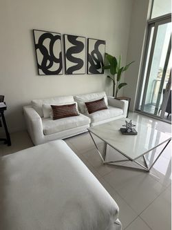 Modern Living Room Set – Sofa, Ottoman, Coffee Table, Side Table, Wall Art & Décor / Juego de sala moderno completo – Sofá, otomana, mesa de centro, m
