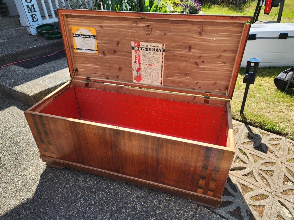 Cedar Chest (Roos Chest)
