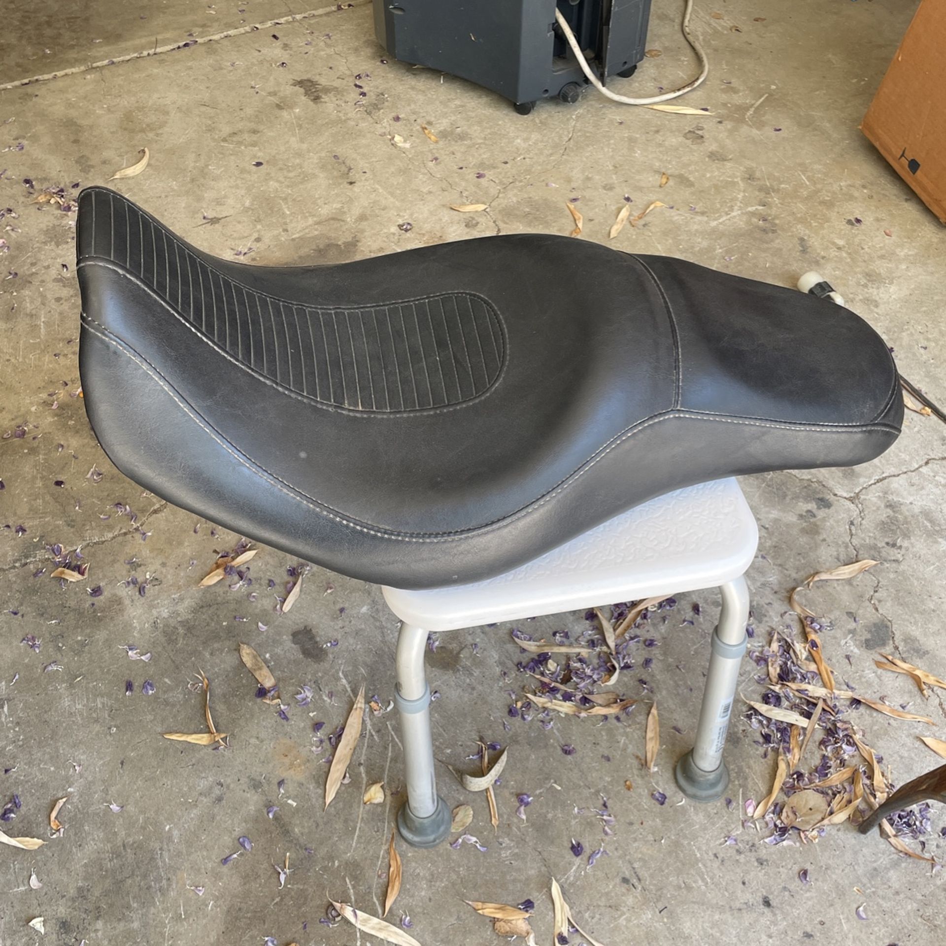 Harley Seat Off 2006 Dyna low rider