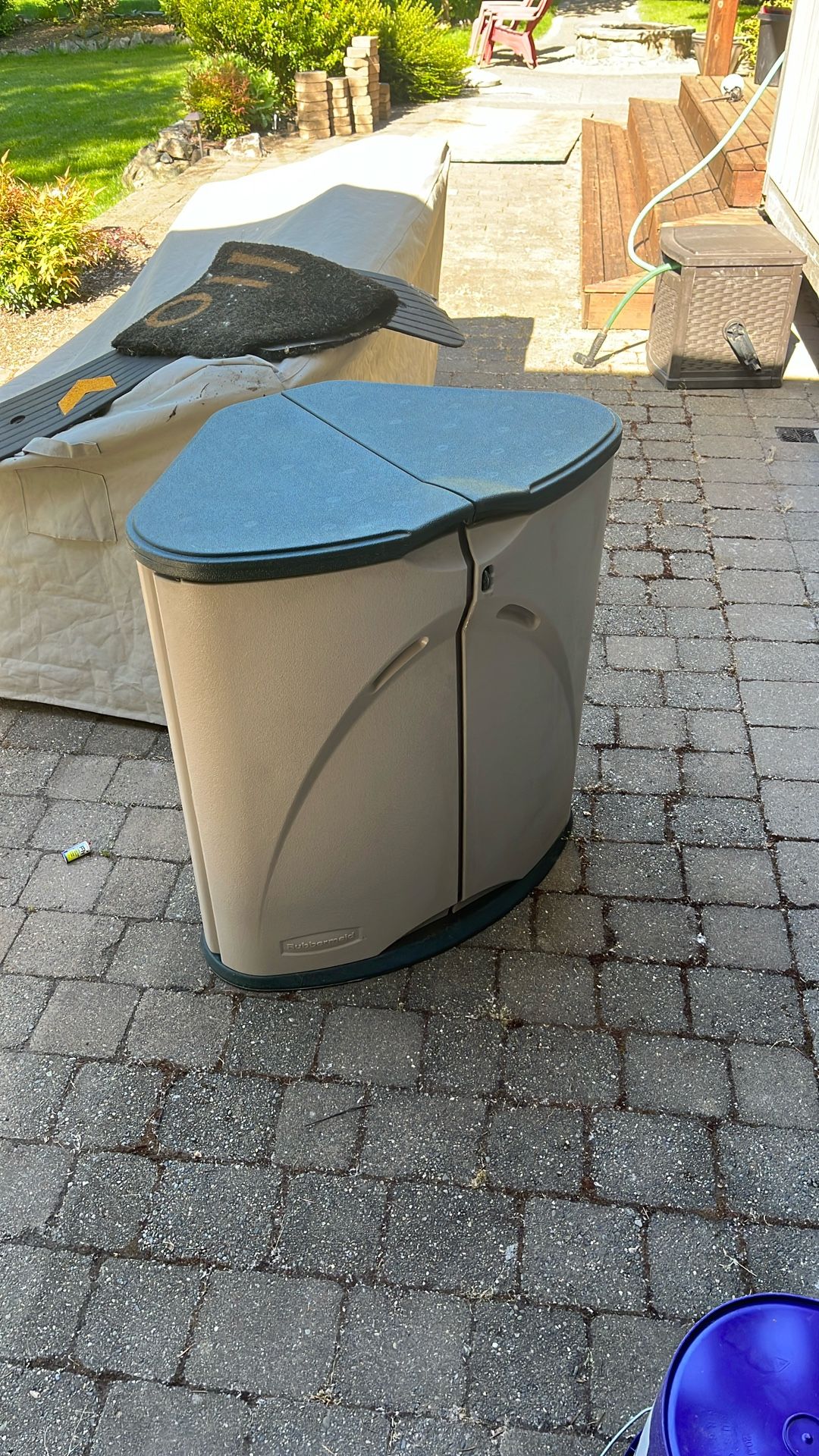 Deck Corner Box Rubbermaid for Sale in Woodinville, WA - OfferUp