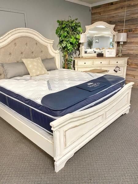 Realyn Chipped White Panel Bedroom Set /Queen and King Bed