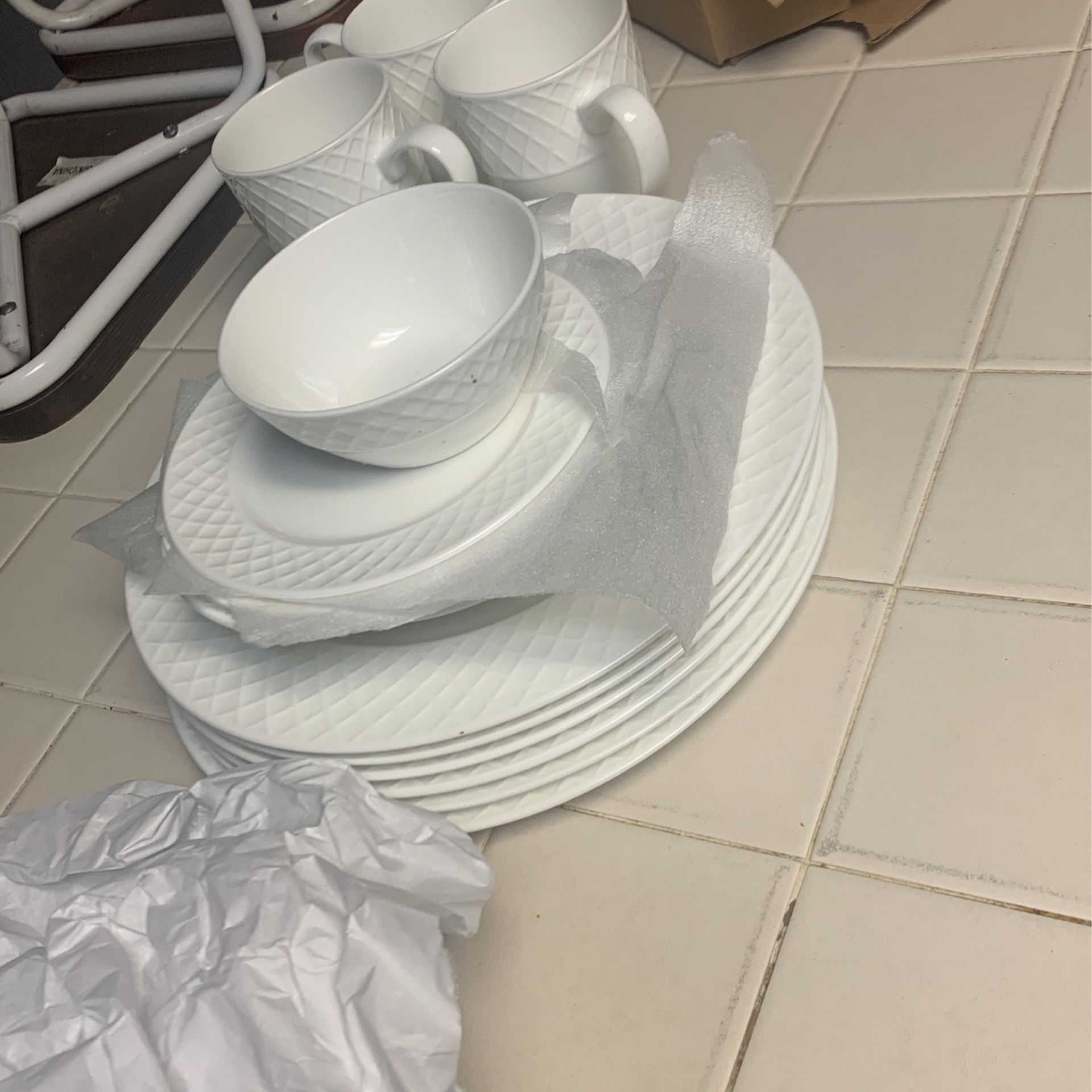 Trellis Mikasa White Dinner Plates for Sale in Moreno Valley, CA OfferUp