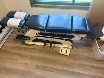 Hylo Chiropractic table