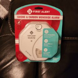 2 FIRST ALERT SMOKE AND CARBON DETECTORS