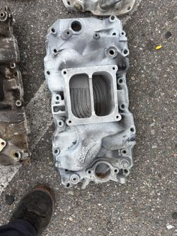 Big box Chevy intake 454 Edelbrock intake manifold