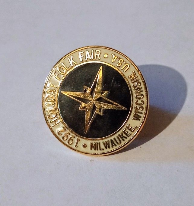 1992 Milwaukee Wisconsin Holiday Folk Fair Gold Tone Vintage Collectible Lapel Pin A-1
