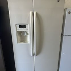 Off-white GE side-by-side water icemaker can deliver In mint condition, Retail price $1200 