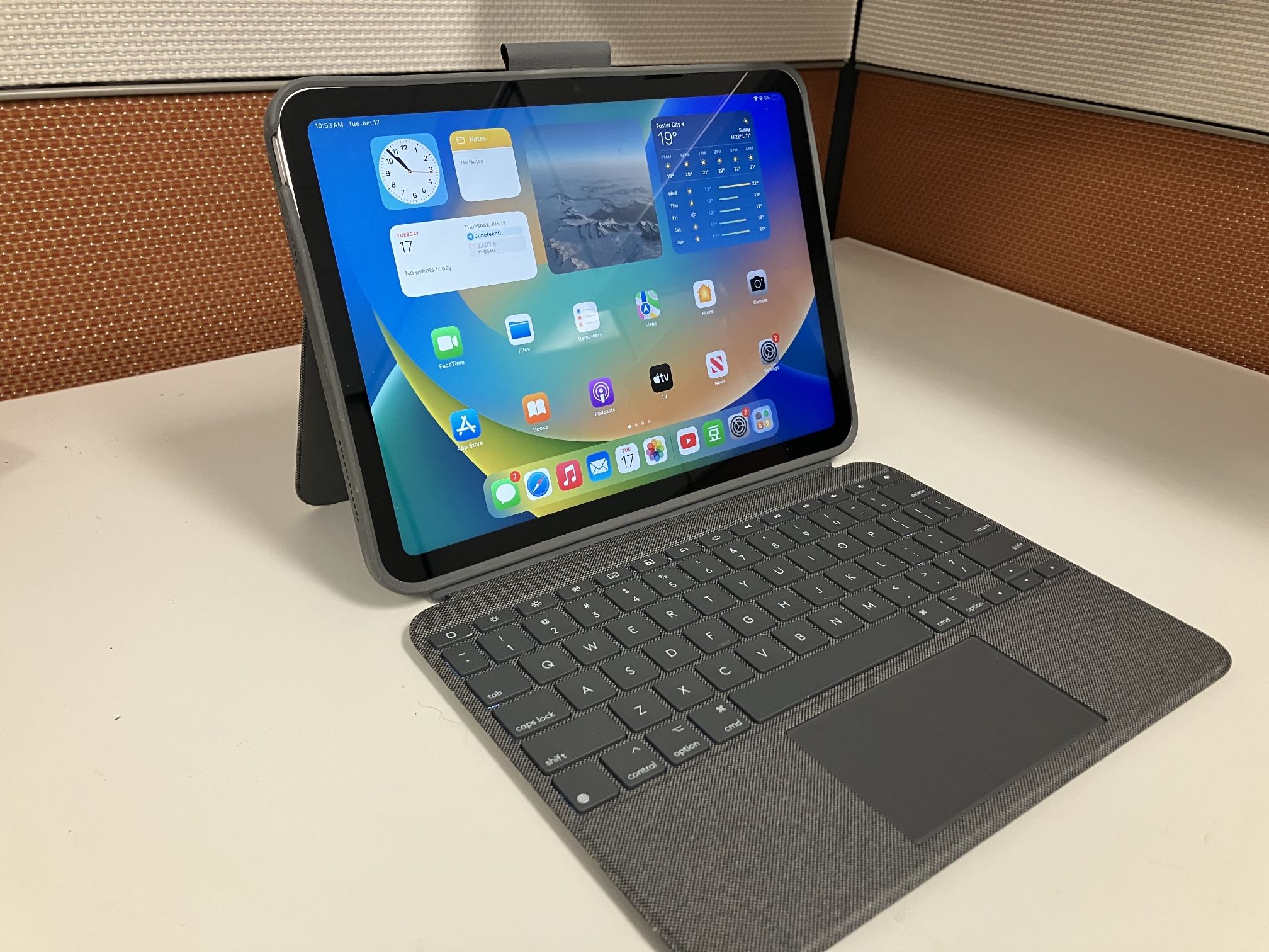 Apple ipad 10.9 inch 10th generation wifi 64GB Silver with Logitech Combo Touch