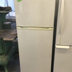 White Vissani Refrigerator 