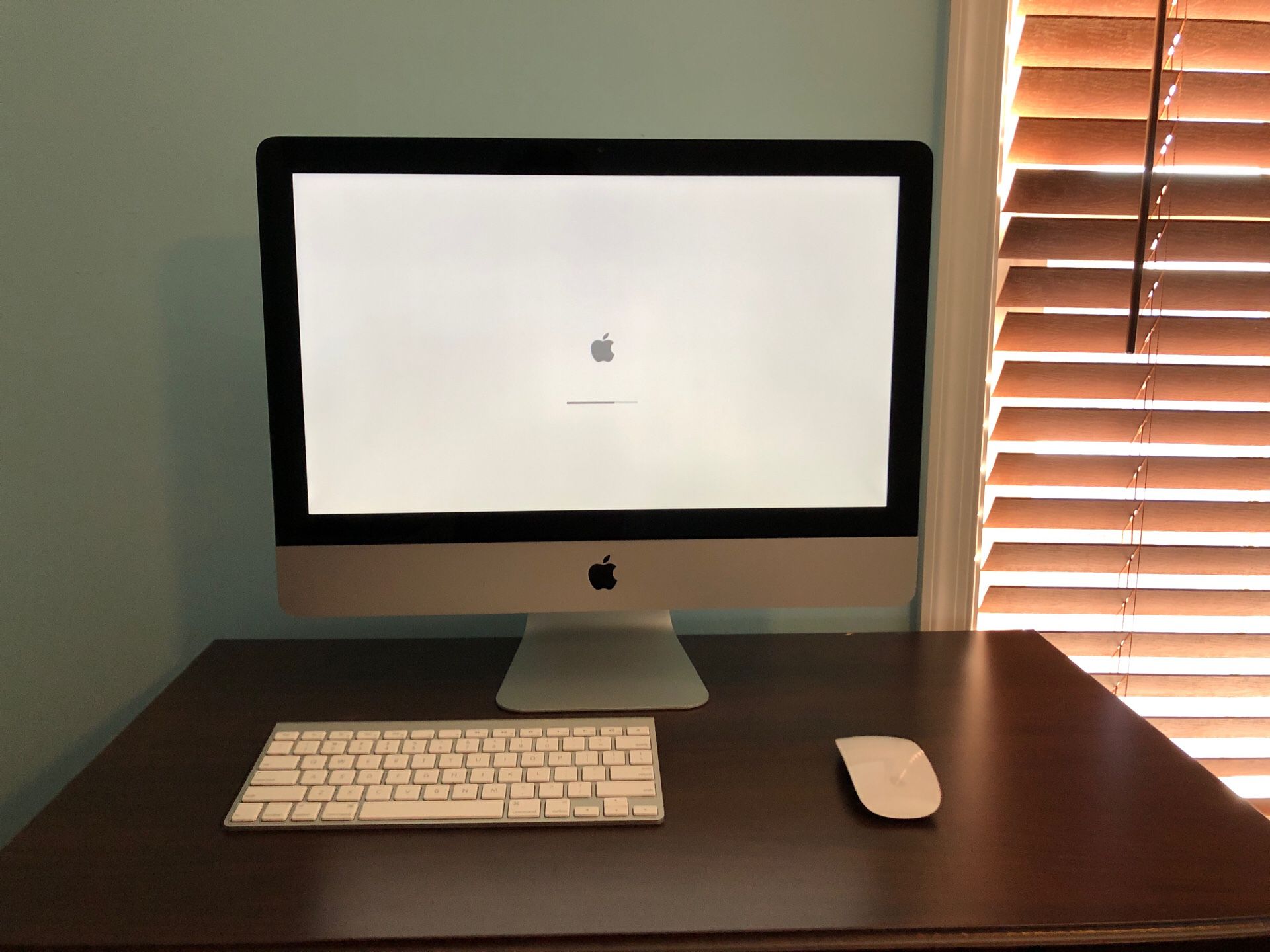 Apple IMac mid 2011 (2.5 ghz) (500gb ssd) (mouse and keyboard included)