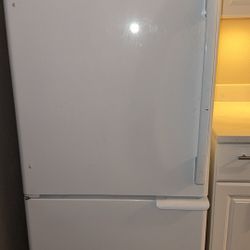 Bottom Freezer Refrigerator (white)