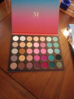 35 S Sweet Oasis Eye Shadow Palette.