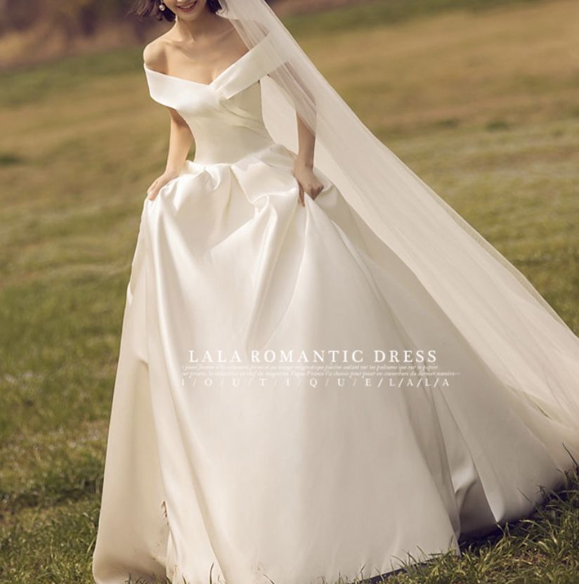(Korean style) Off-shoulder wedding dress