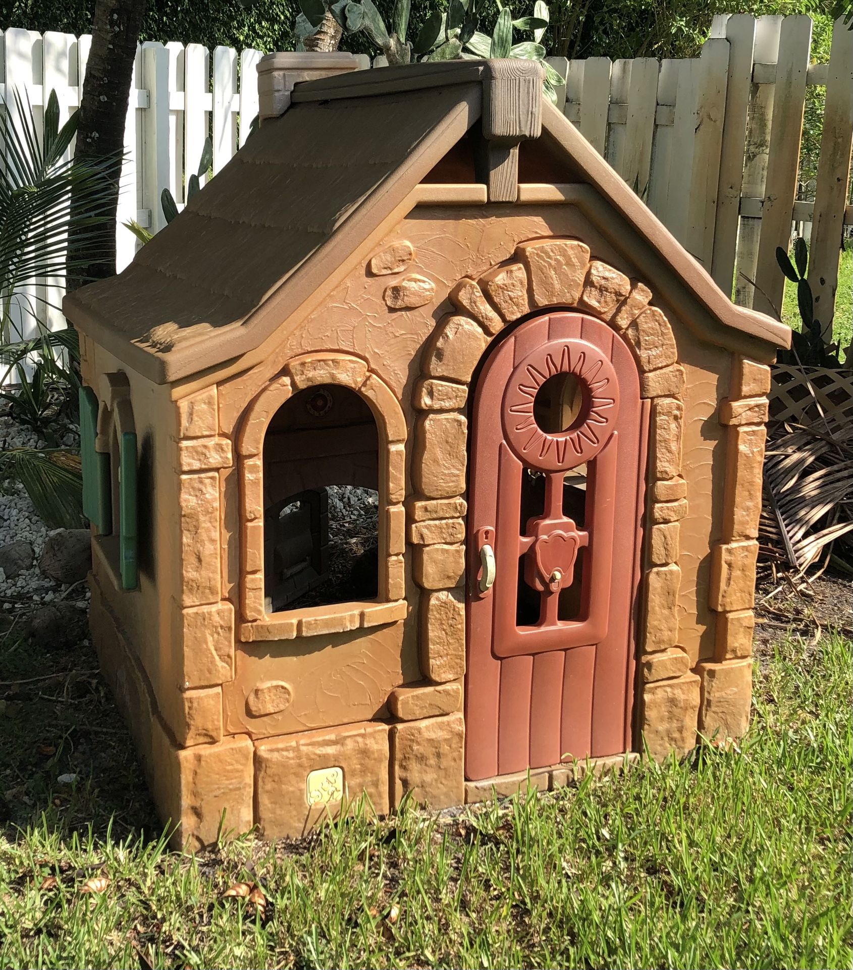 Great Deal for an Outdoor Kid’s Playhouse  Used