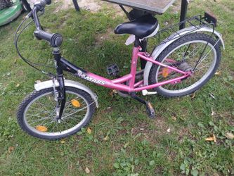 Hi , i'm selling my twenty inch , three speed , girls bike