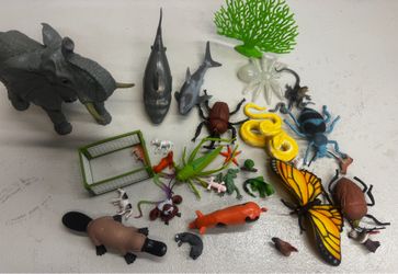 Lot of animals and insects with elephant that roars!