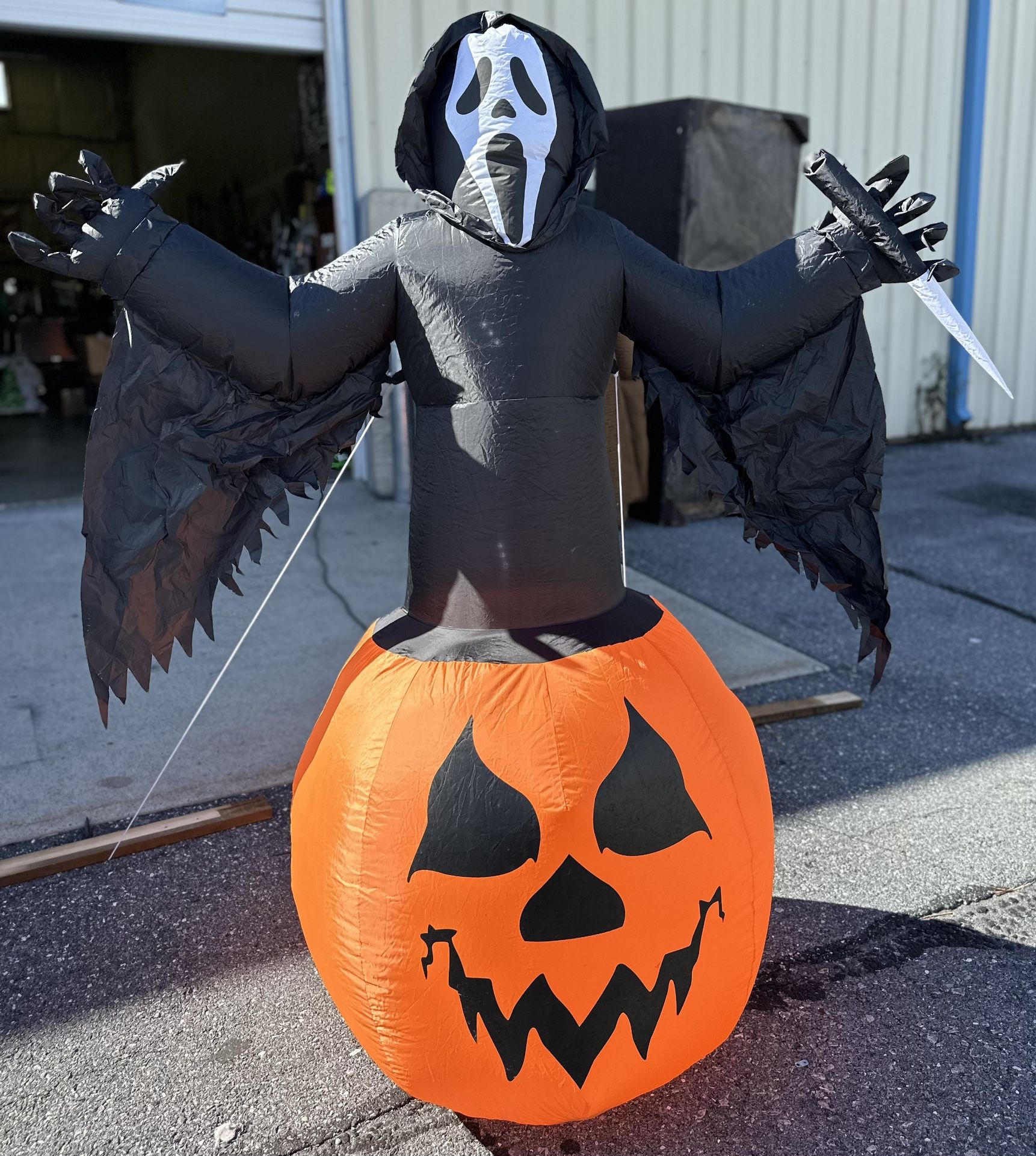 SCREAM Ghostface 6’ Light up Air Blown Inflatable