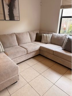 Modern Sectional Sofa – Like New