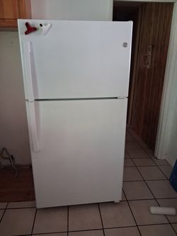 GE White Top-Freezer Refrigerator