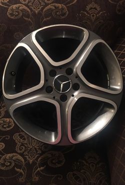 Center caps and lug nuts 4 rims