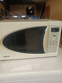 Clean Sanyo Microwave works Great! Free delivery!