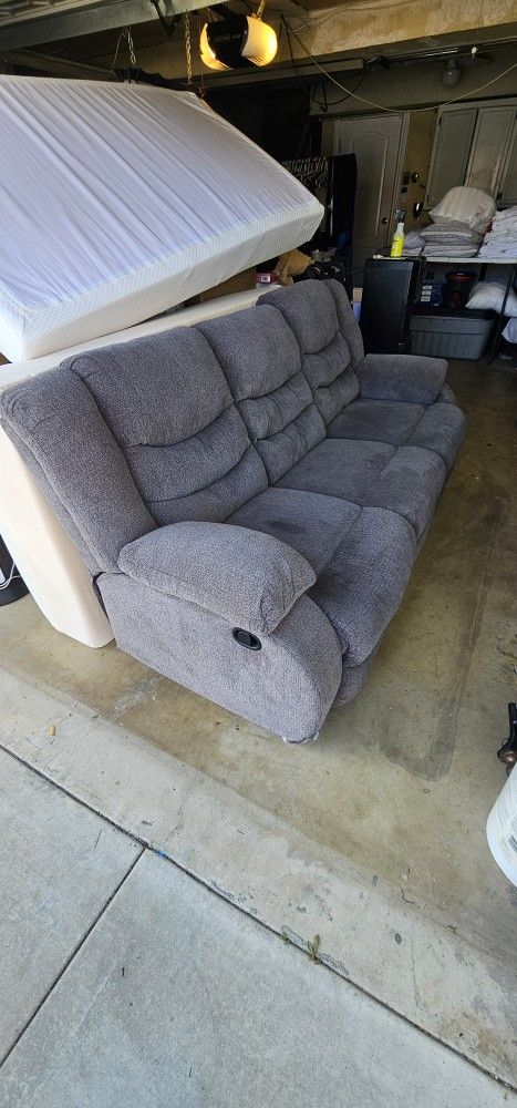 Pre-owned Dbl Recliner Couch