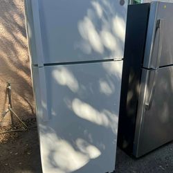 Refrigerator top freezer