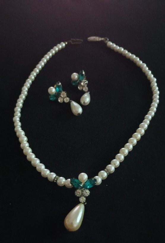 TEARDROP NECKLACE AND EARRING SET