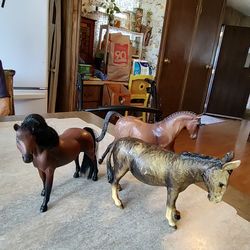 Mixed lot of plastic horses