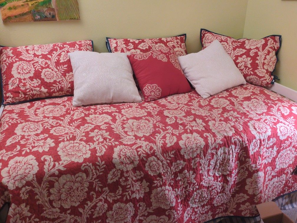 White Wood Frame Twin Daybed With Mattress