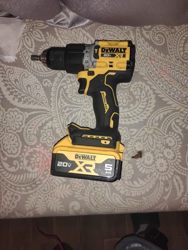 DeWalt XR 20volt Brushless. Hammer Drill And 5 Ah Battery
