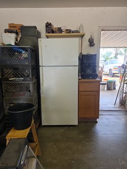 GE Energy Star 18.2 Cu. Ft. Top-Freezer Refrigerator