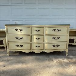‼️John M. Smyth Company DRESSER WITH MIRROR‼️FOR SALE 300$ OR BEST OFFER‼️FREE DELIVERY🚚