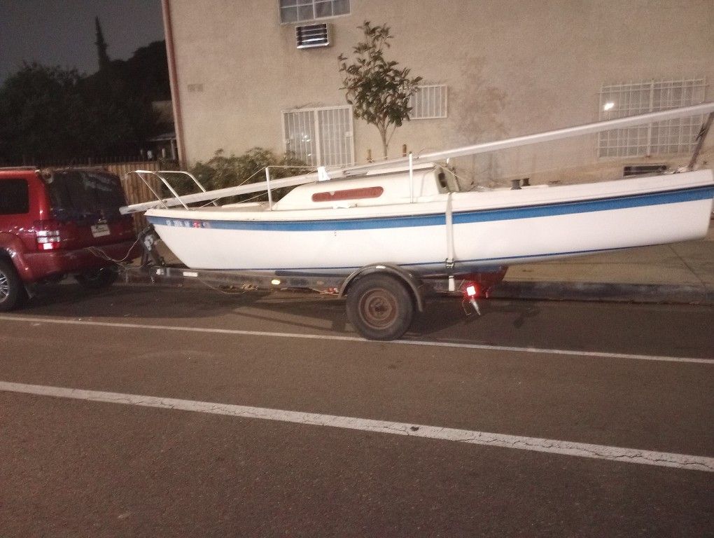 MACGREGOR 22 Ft SAIL BOAT With TRAILER 83