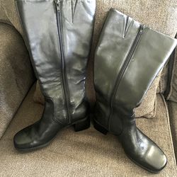Black leather women’s boots size 8.5