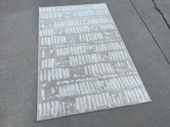 Nice Modern Raised Pattern Area Rug (4’x6’)