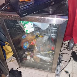 TCL 17.32-in W 102 -Can Capacity Stainliess Freestanding Indoor Beverage Refrigerator with Glass Door
$120