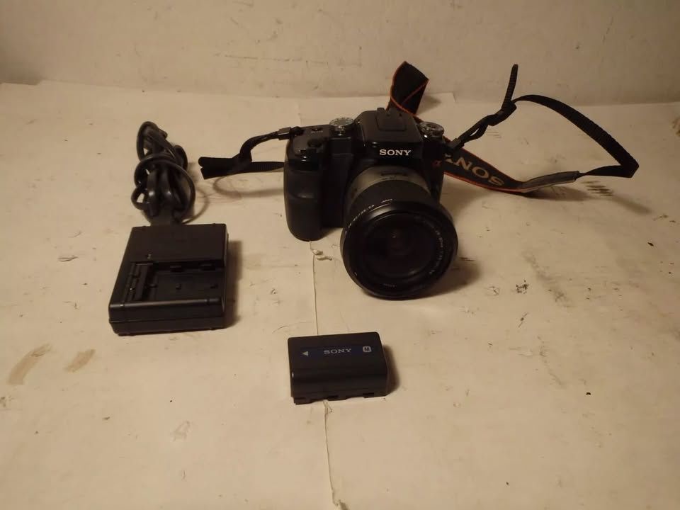 Sony Alpha A100 Digital SLR Camera w/ Minolta 1:3.5(22)-5.6 28-80mm Lens