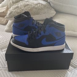 Jordan 1 Hyper Royal Mid