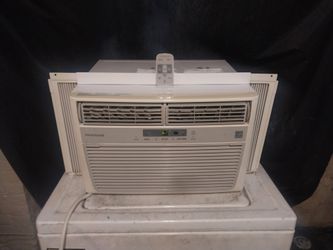 8,000 BTU Air Conditioner Frigidaire With Remote (Like New)