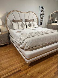 Gorgeous Luxurious Heart Shape Headboard - Gold and White - SAME DAY DELIVERY 🚚