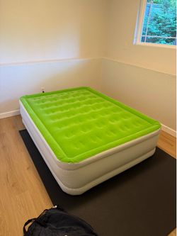 Full size air mattress with built in pump