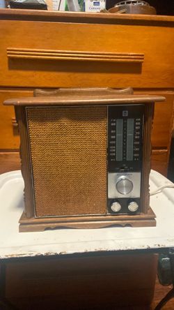 Vintage RCA AM/FM radio