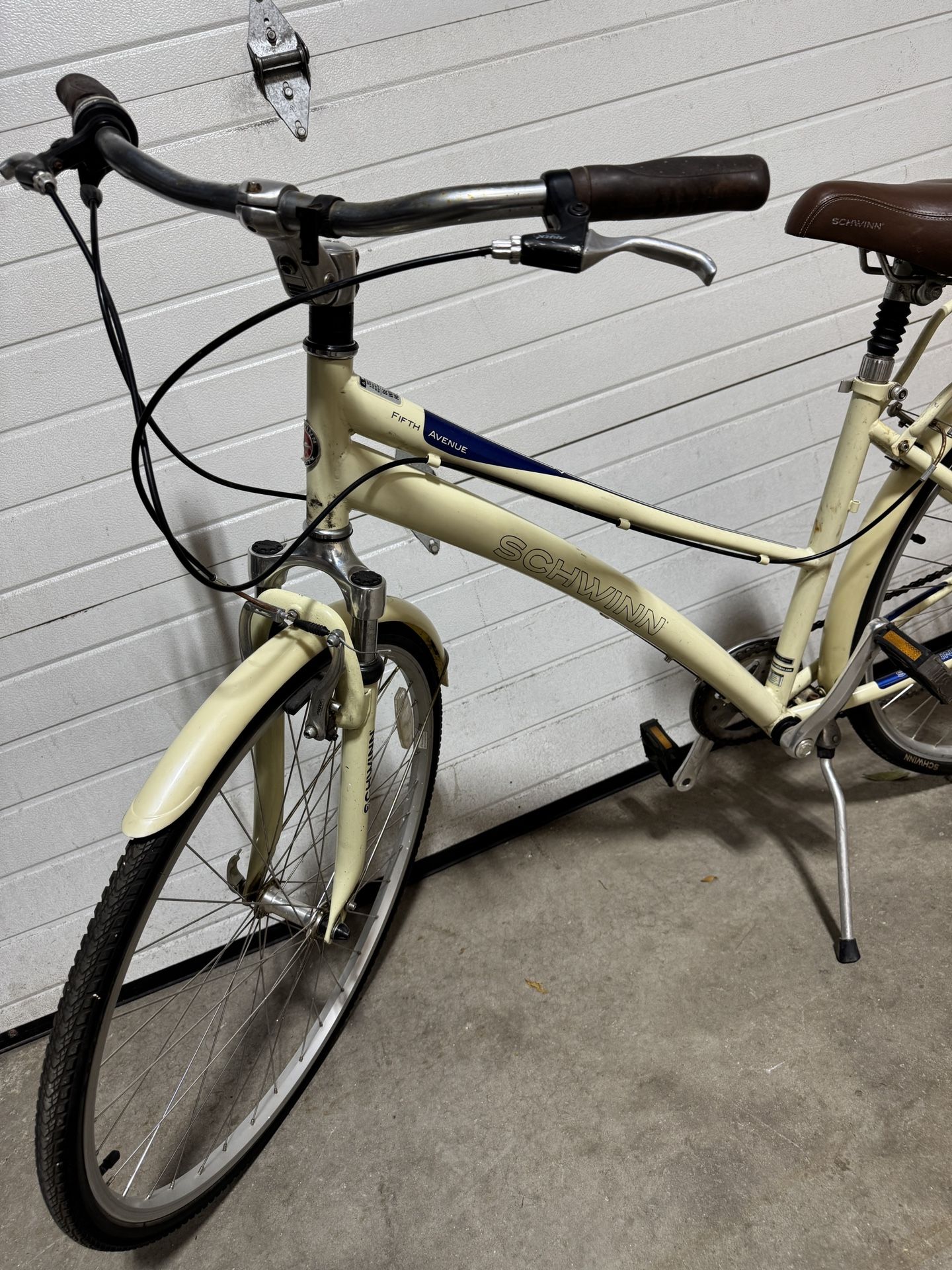 Schwinn Schwinn quality fifth avenue hybrid bike/ With Kemimoto Storage Bag With Rain Cover 