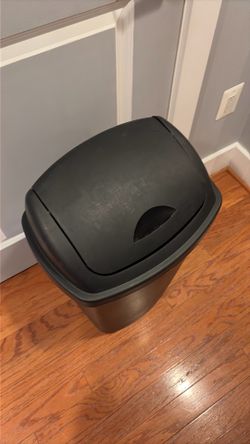 Kitchen trash can plastic, Black, Sterilite swing top