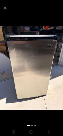 Sanyo mini-fridge