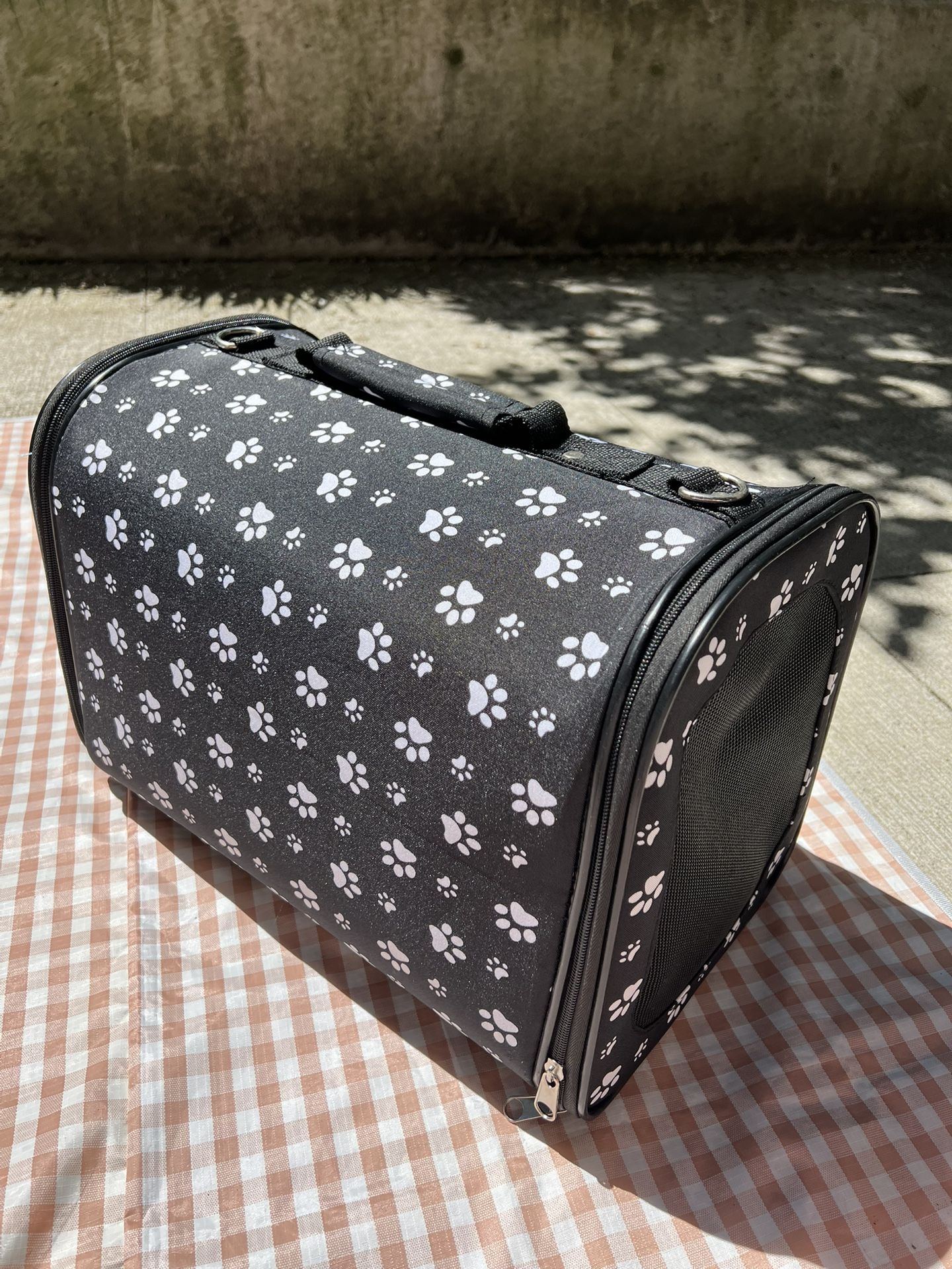 Soft Pet Carrier – Lightweight & Foldable with Mesh Ventilation Gently used soft-sided pet carrier