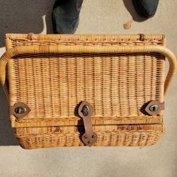 Beautiful Lined Picnic Basket 