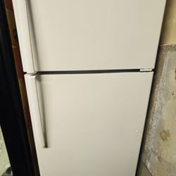 GE REFRIGERATOR - Clean, Excellent Condition